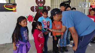 Niños en el estanco del Carmen recibiendo juguetes 🧸