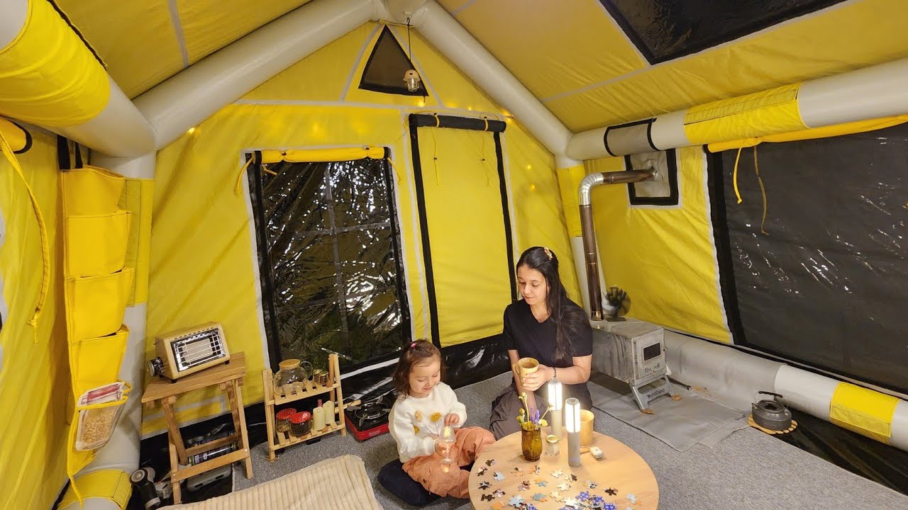 Уютный весенний кемпинг с надувной палаткой