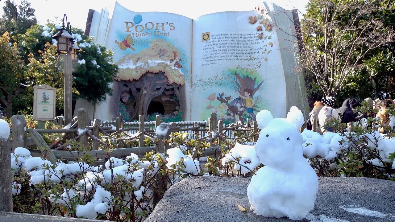 雪 プーさんのハニーハント前の小さな雪だるまたち 雪景色のディズニーランド Youtube 雪 プーさんのハニーハント前の小さな雪だるまたち 雪景色のディズニーランド Youtube