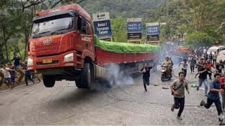 BIKIN EMOSI! Sudah Dikawal Tapi Masih Diterobos, Truk Berakhir Tragis!
