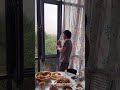 Кайрат Нуртас поет в окно 