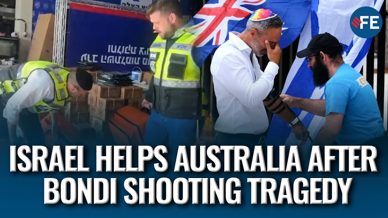 Израильская поисково-спасательная команда помогает подготовить жертв стрельбы на пляже Бонди к по...