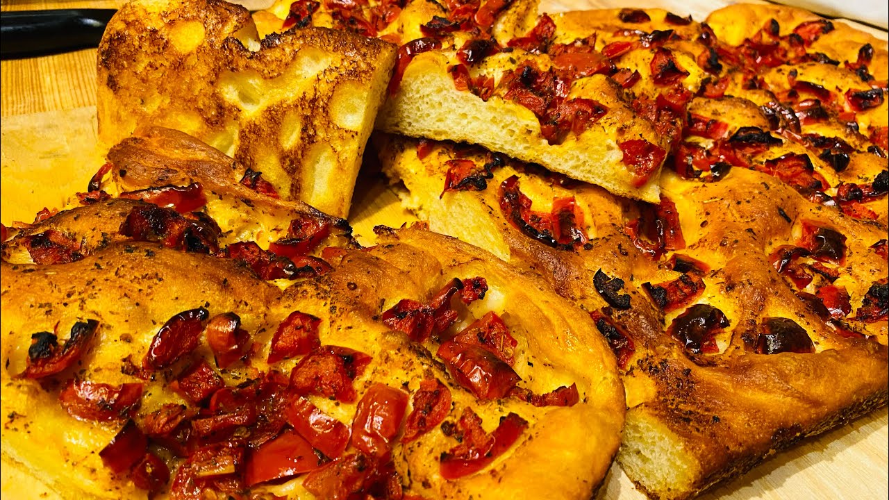 Focaccia rustica con tanti pomodori da conserva.un’alternativa per usare pomodori di stagione