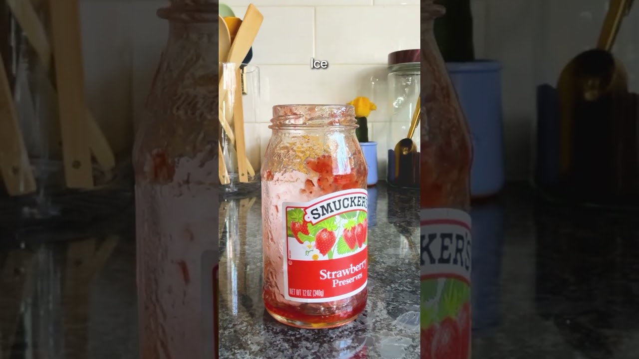 An empty jam jar gives you endless possibilities! This time around, we’re making strawberry lemonade