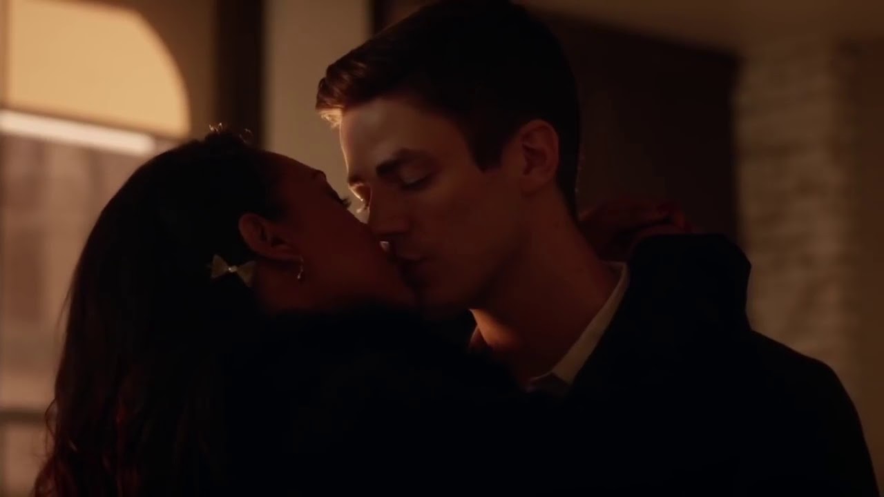 All Barry And Iris Kisses 1x15 3x23 YouTube All barry and iris kisses 1x15 3x23 youtube