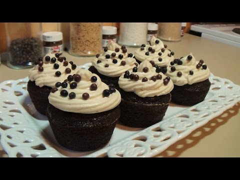 Βίντεο: Πώς να φτιάξετε κρεμώδη Cupcakes με γέμιση σοκολάτας και μούρα