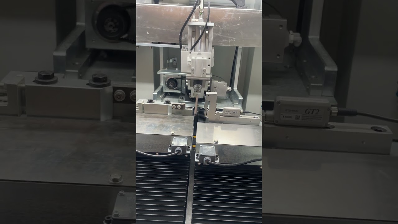 Automatic straightening machine for screwdriver 