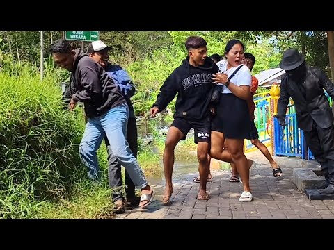 Sumpah bikin ngakak..!!  Cewek ini main tabrak sembarangan..Prank patung hidup..!!!