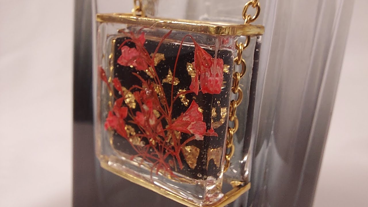 pendente on resina con fiori essiccati e foglia oro con...catena a giro libera...