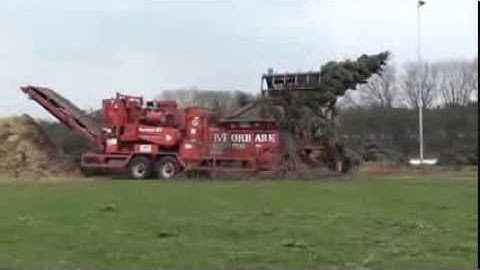 Morbark Woodhog Shredder met Volvo L60E loader