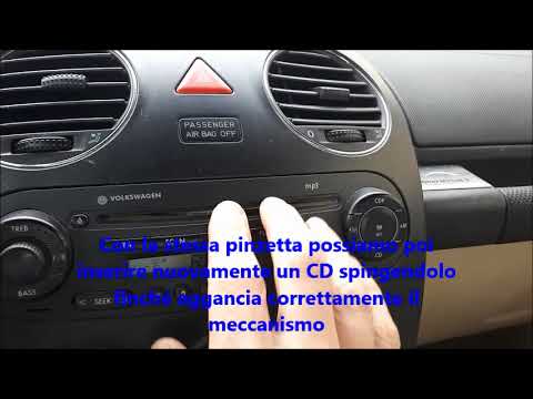 Video: 5 modi per rimuovere un CD bloccato nel lettore CD dell'auto