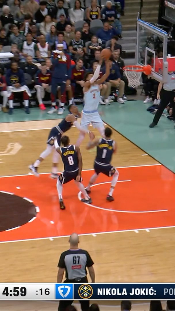 Wemby catches the lob from Vassell for the AND-1 JAM!