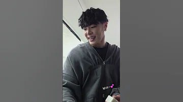 팬미팅에서 마지막 떡나눠주던 휘성 Realslow 이제 다시는 볼 수 없는 모습이기에 올려봅니다 
