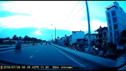 Cô gái bị cướp giật dây chuyền ngã văng xuống đường