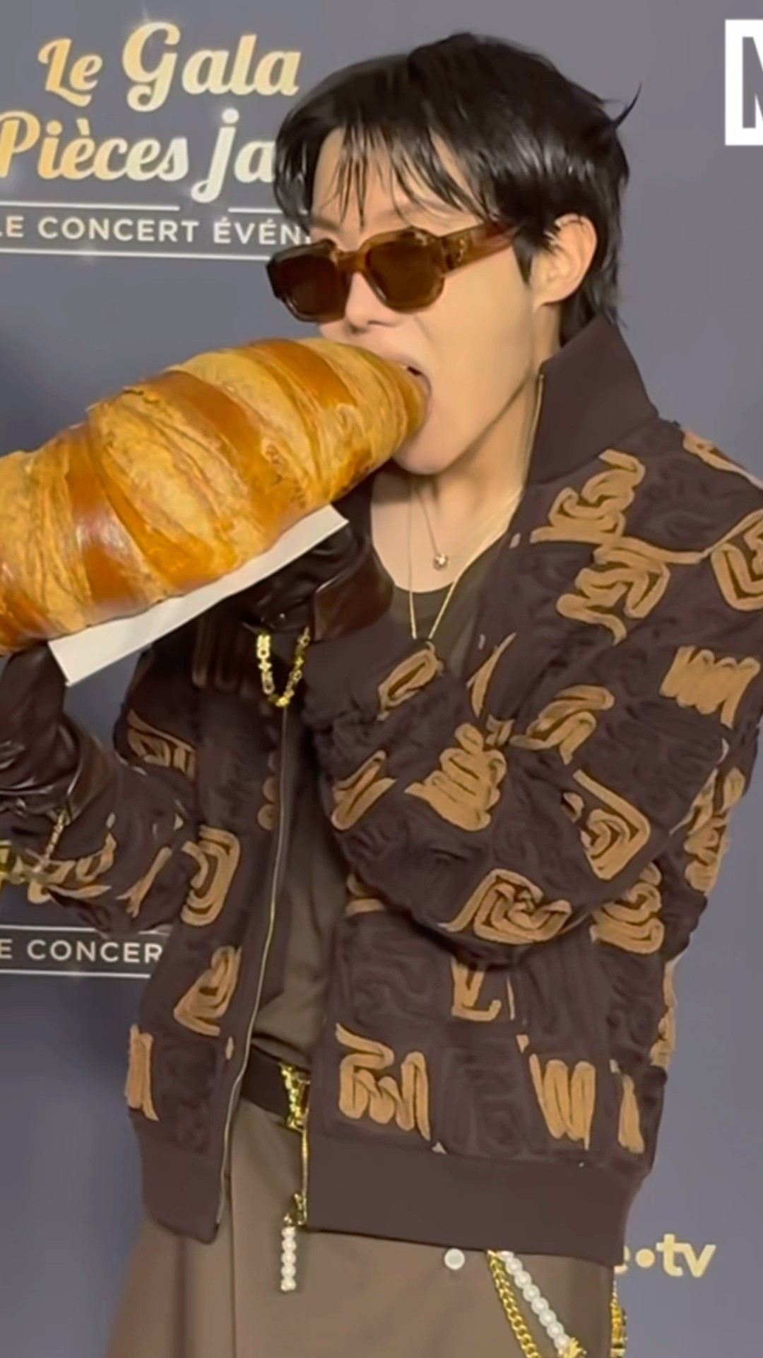 Jhope receive a gigantic croissant! ?✨#jhope #hobi #bts #btsarmy #shorts