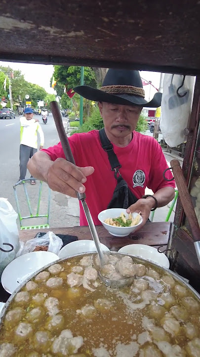 Stylenya nyentrik padahal jualan bakso