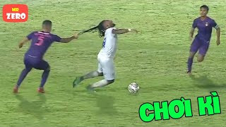 Những pha bóng lố bịch và hài hước nhất của năm screenshot 1