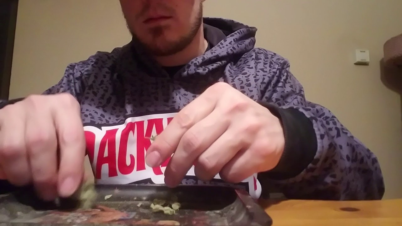 OFFICIAL "HOW TO ROLL A BACKWOODS" VIDEO