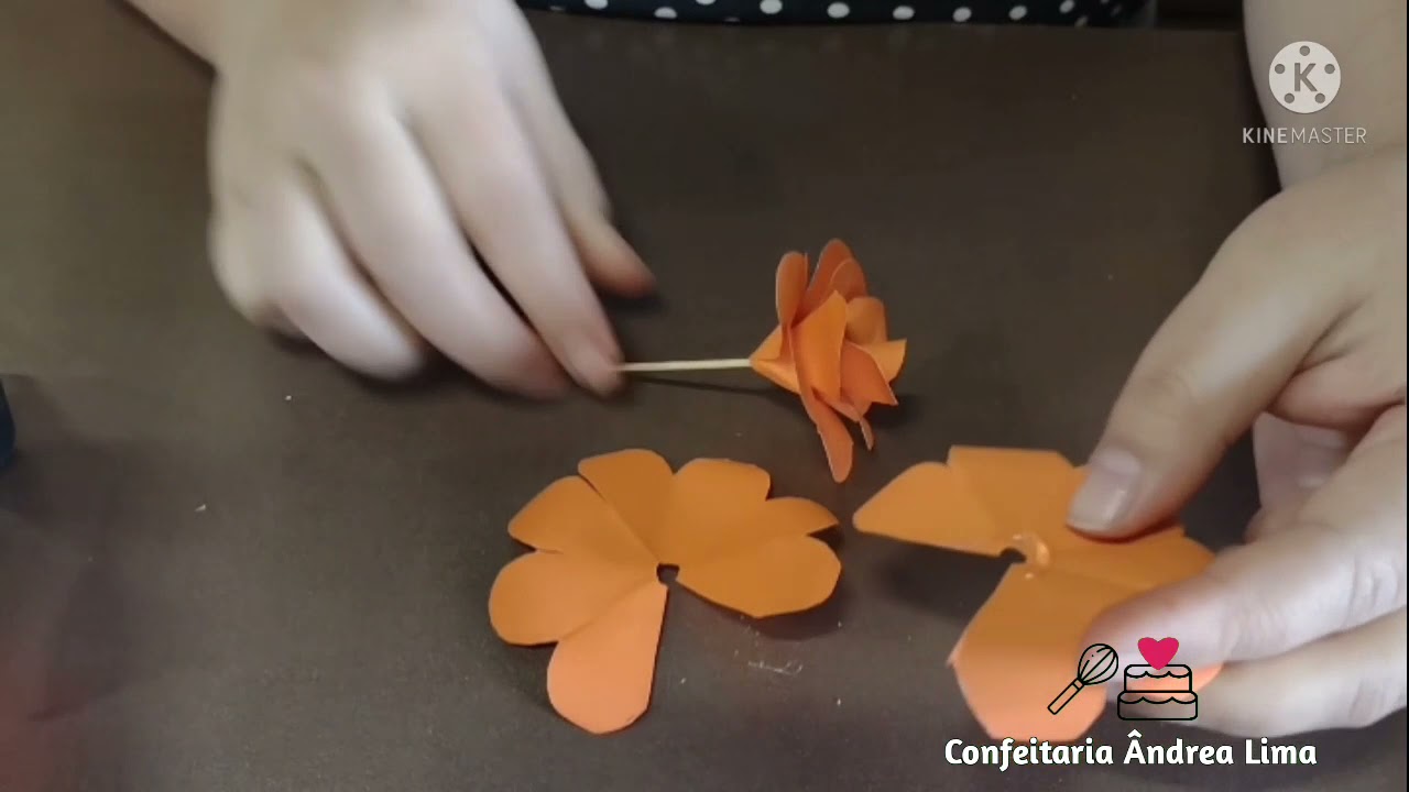 Ensinando Duas Flores de Papel para Bolo