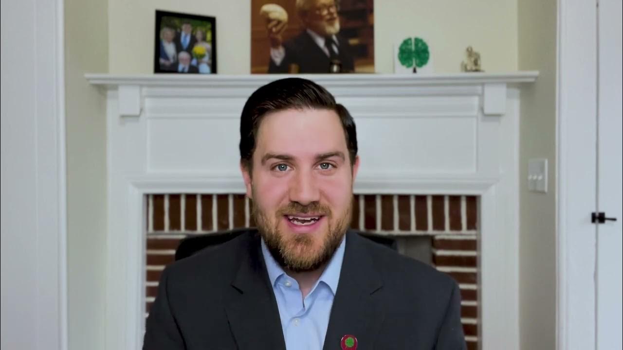 Человек поднимается в гору. Руки в гору. Друзья помогают друг другу. Сильный духом человек. Люди помогают друг другу.