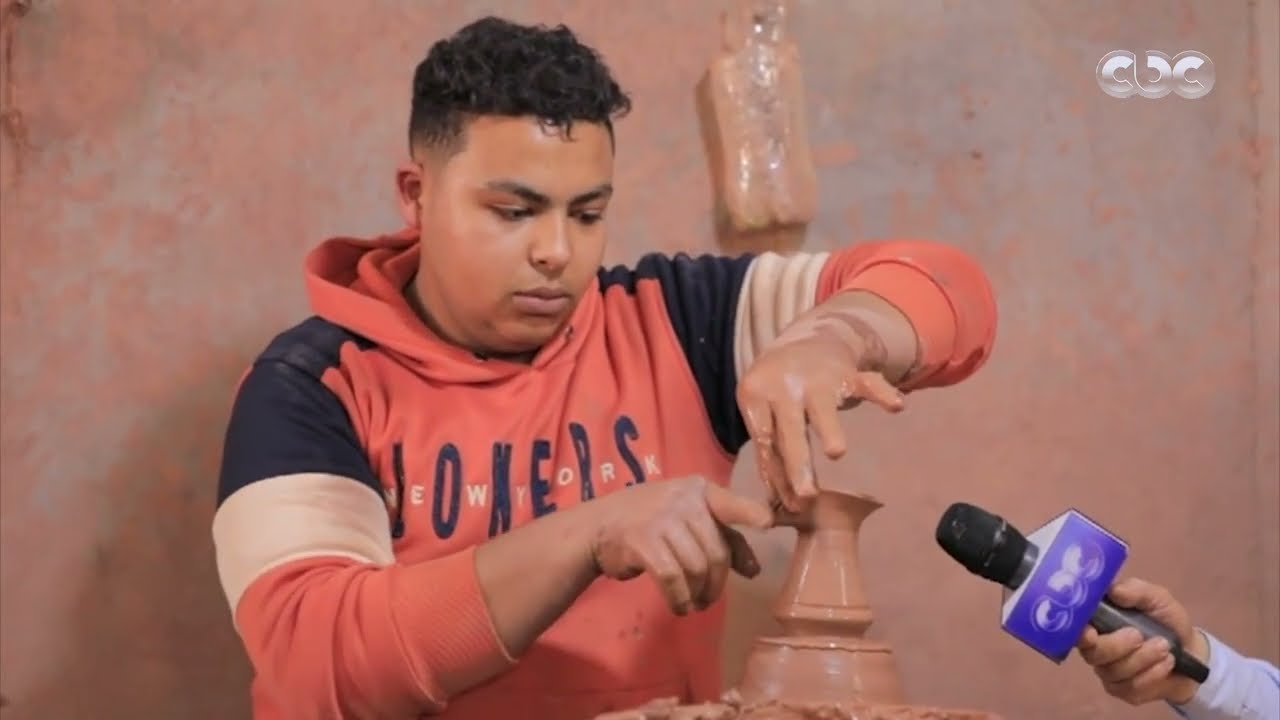 شوف جمال وسرعة عمل كنكة القهوة من الفخار في ثوان معدودة من داخل أحد المصانع بقرية الفرستق