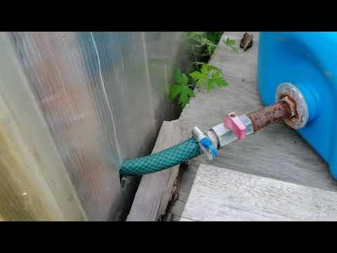 Самый дешёвый капельный полив в теплице - YouTube