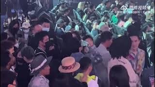 [Fancam] Wang Yibo 王一博 mingles with his friends at SDC5 Final stages