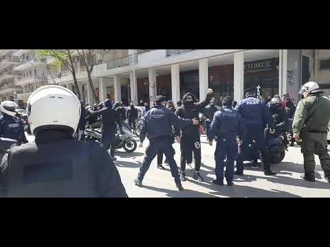 Thestival.gr  Ένταση  αντιεξουσιαστικών - ατόμων που συμμετείχαν σε μοτοπορεια για την 25η Μαρτίου