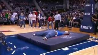 Fa tenta acertar uma cesta no basquete e se dá mau screenshot 5