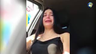Девушка плачет выпрашивая Айфон у своего парня в машине