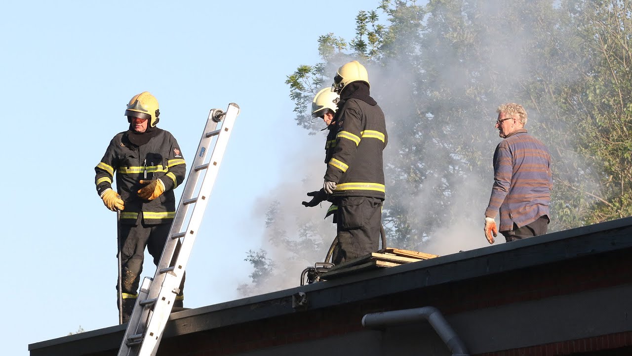Wildervank - Brand tussen dak en plafond van woning Van Delftstraat