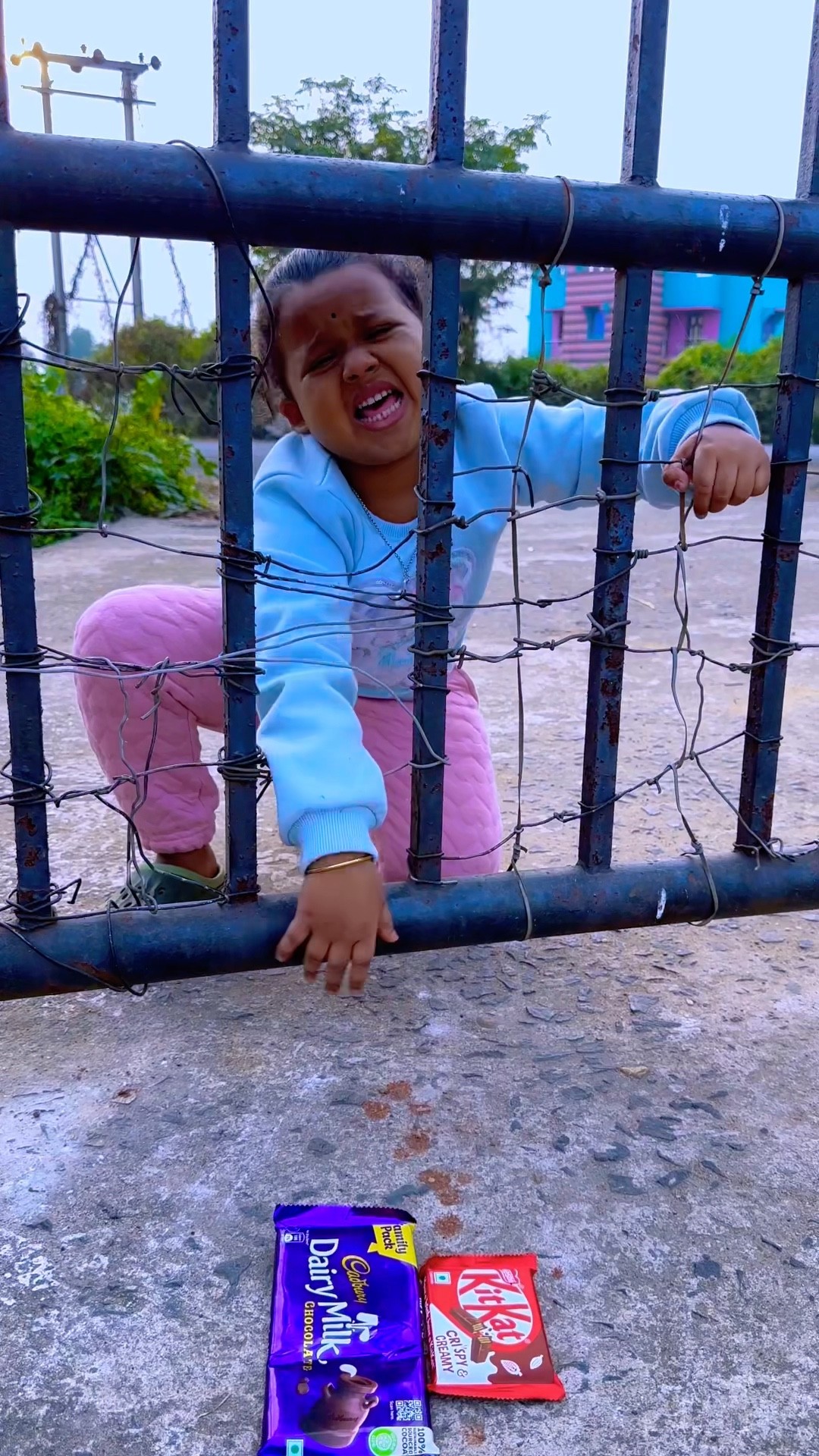 Mom Helps Kid Get Her Chocolate??‍♀️? #mistihappylifestyle #funny #shorts #viral