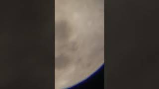 천체망원경과 핸드폰으로 달 촬영