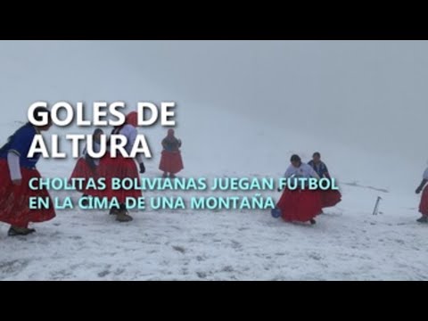 Las cholitas escaladoras bolivianas juegan fútbol a 5.000 metros de altitud