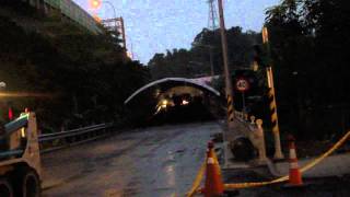 汐止區東勢街聯外快速道路因雨天搭雨蓬趕工蔚為奇觀!