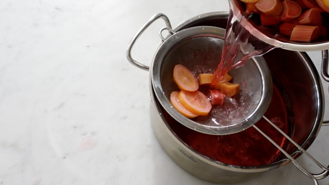 Rabarbersaft - recept på sommarens klassiker