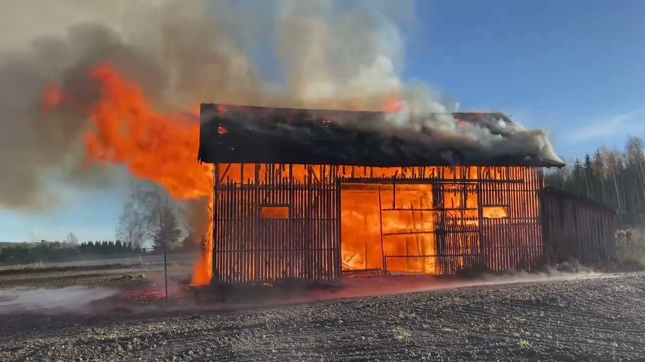 Nedbrenning av gammel låve på Ottestad i Stange.