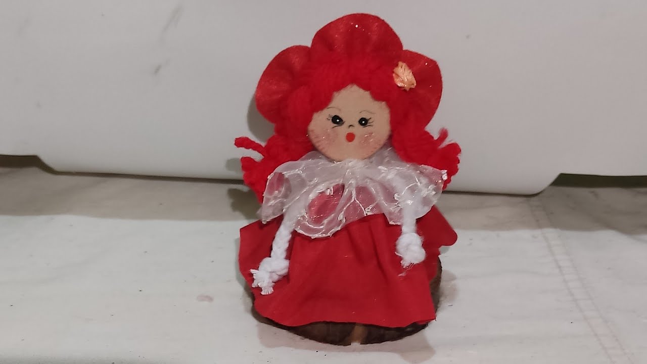 Boneca feita com tampa de amaciante e garrafa pet. @ penha acessórios.