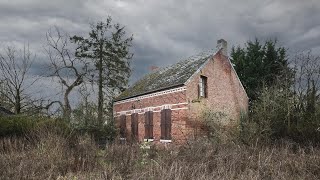 Micro-maison abandonnée dans un village français : intacte depuis des années !