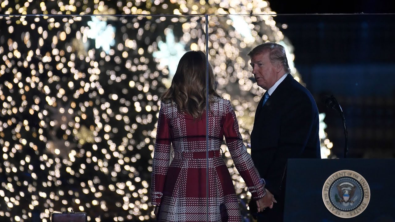 Tổng thống Donald Trump và phu nhân thắp sáng cây thông Giáng Sinh mừng  Chúa ra đời