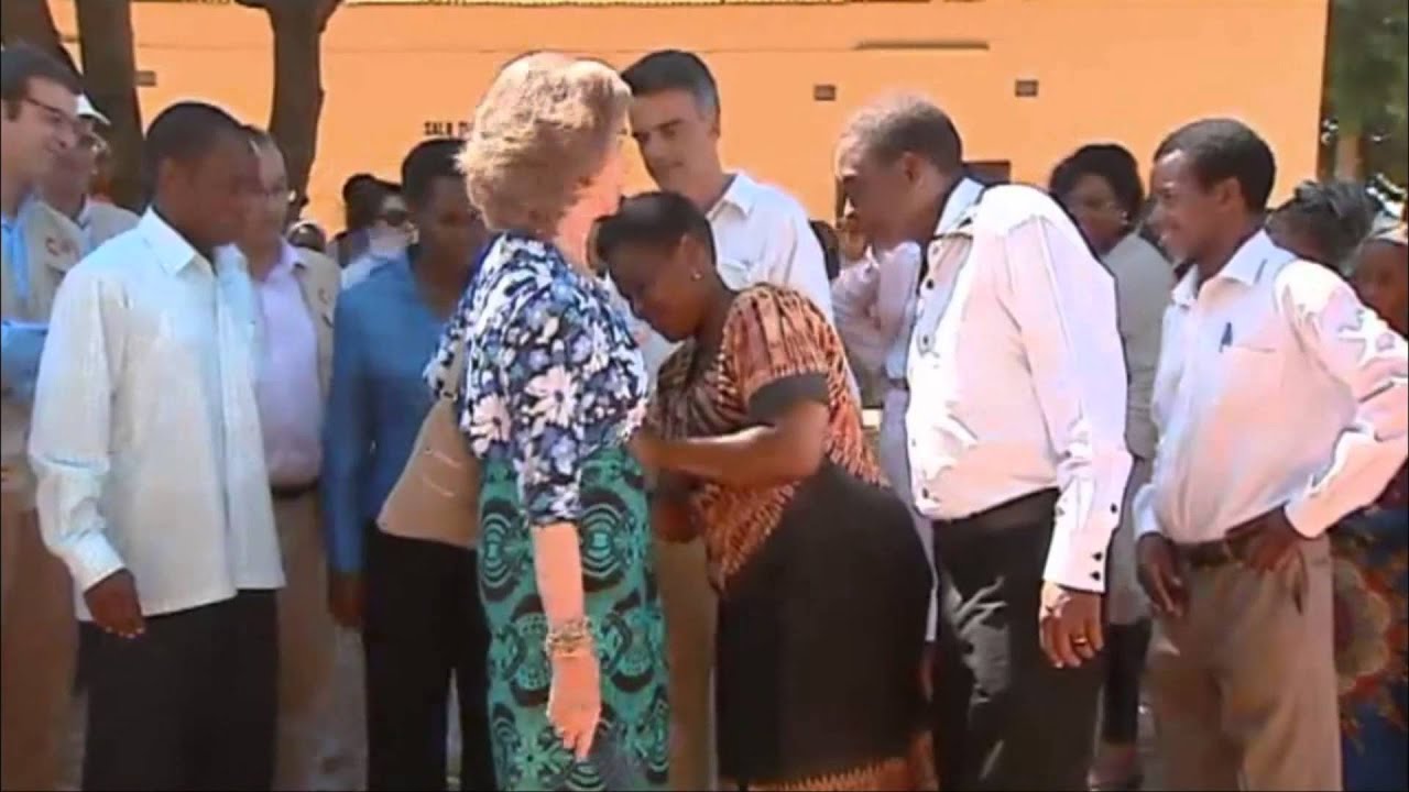 La Reina Isabel Ii Bailando En Ghana