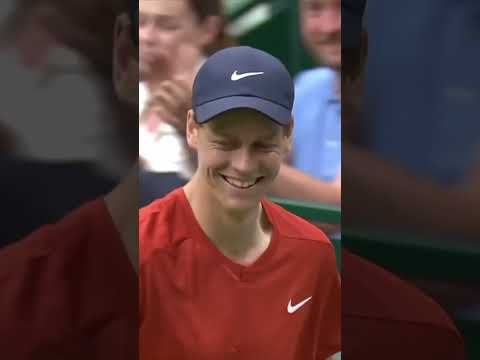 😁 Un plongeon gagnant et un grand sourire pour Jannick Sinner ! #tennis #sports #shorts