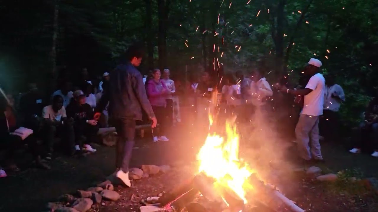 Un feu de camp au RJ2025