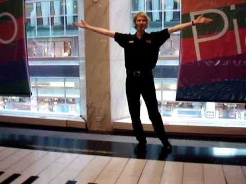 FAO Schwarz ~ Big Piano ~ New York New York / Tocc...