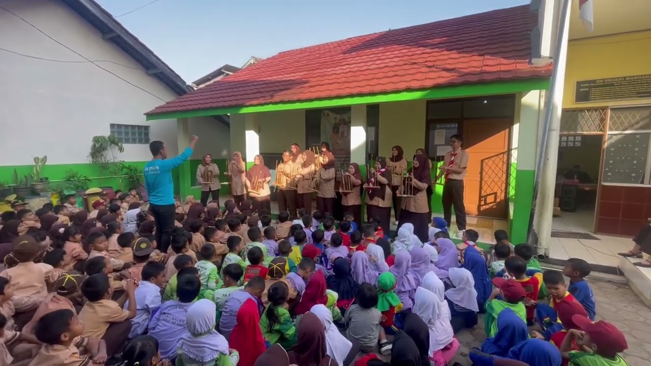 Guru SDN Margahayu 06 Bermain Angklung