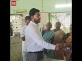 கை கொடுத்து ஊழியர்களை பாராட்டிய அமைச்சர்!..