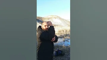 Оборона от медведя с помощью туристического рюкзака
