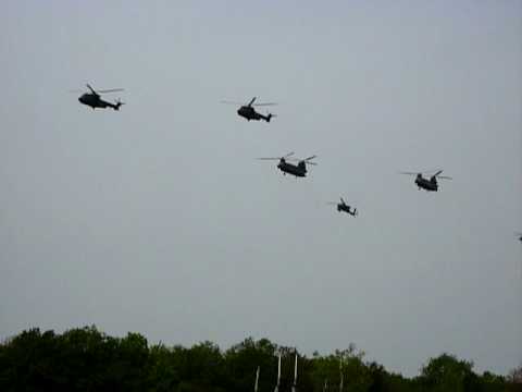 Landmachtdagen 2010 Havelte. Alle helikopters fly by afscheid Chinook Apache Cougar. Ze vliegen nog 1 keer langs na de grote demo samen met de soldaten en wielvoertuigen van de Luchtmobiele brigade. Demo by Dutch special forces with assault helicopters.