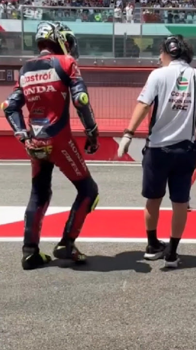 Joan Mir Seen Holding His Buttocks 😄