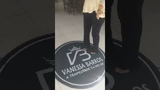 está cantora @vanessabarrostempestade2611  se garantir  vocês não acha